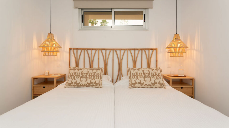 Interior de los apartamentos Mångata Gran Canaria con vista de la habitación deluxe