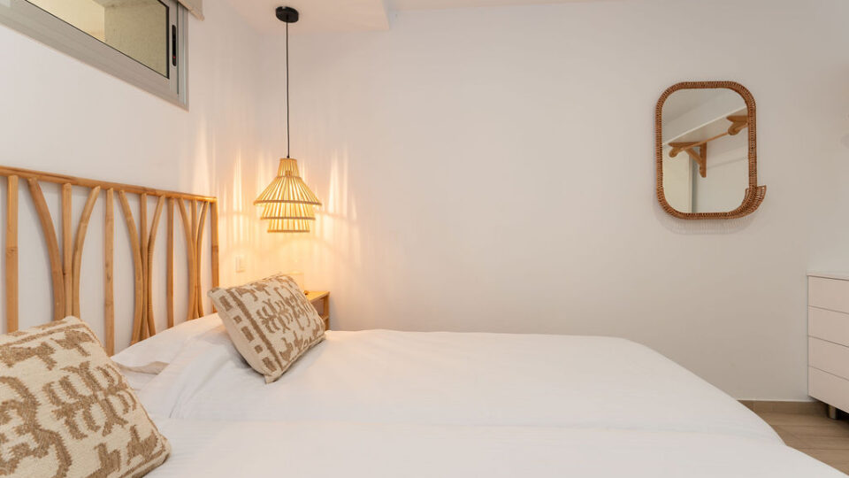 Interior de los apartamentos Mångata Gran Canaria con vista de la habitación deluxe