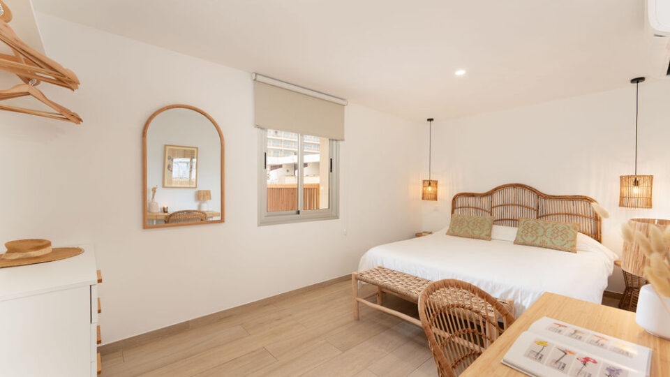 Interior de los apartamentos Mångata Gran Canaria con vista de la habitación deluxe
