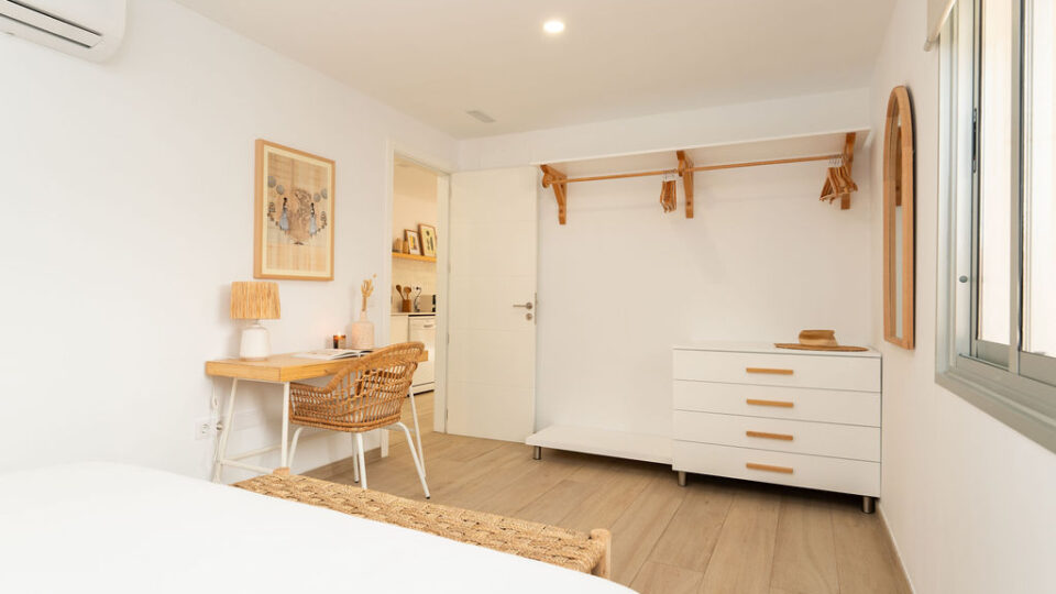 Interior de los apartamentos Mångata Gran Canaria con vista de la habitación deluxe