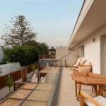 Exterior de los apartamentos Mångata Gran Canaria con vista de sillas y mesa exteriores y tumbonas