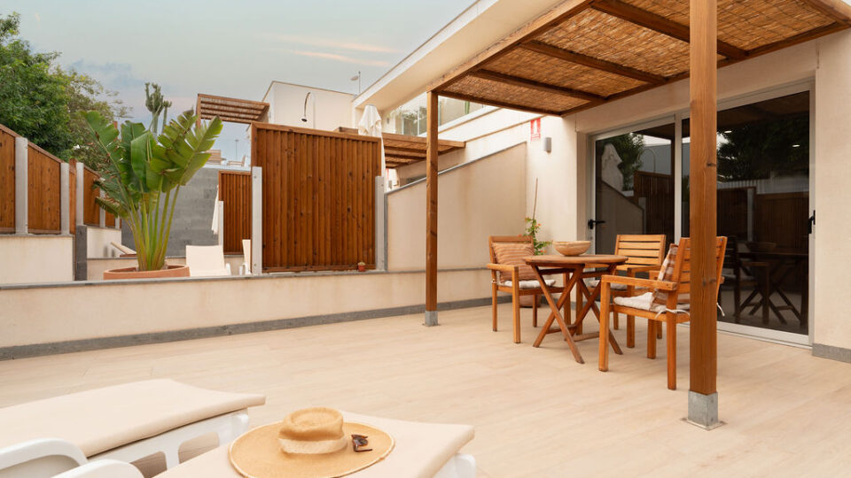 Exterior de los apartamentos Mångata Gran Canaria con vista de sillas y mesa exteriores y tumbonas