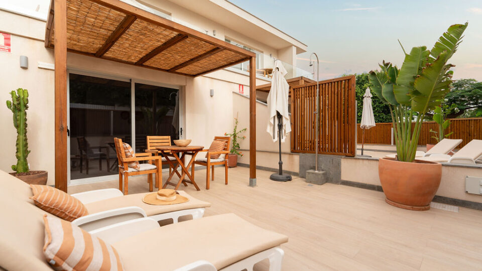 Exterior de los apartamentos Mångata Gran Canaria con vista de sillas y mesa exteriores y tumbonas