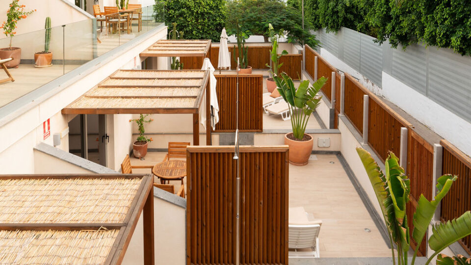 Exterior de los apartamentos Mångata Gran Canaria con vista de la terraza