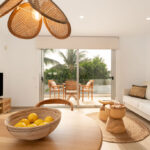 Interior de los apartamentos Mångata Gran Canaria con vista del salón prinicipal con Smart TV