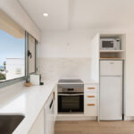 Interior de los apartamentos Mångata Gran Canaria con vista de la cocina